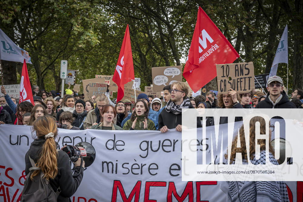 Lorraine, Metz: Once again, several hundred people are demonstrating in Metz, France, on Saturday—students, university students, labor unions, and Yellow Vests gathered at the Place de la République. From there, they marched through the city center to the Centre Pompidou Metz. Escorted by a heavy police presence, the demonstration proceeded peacefull Protest241026001