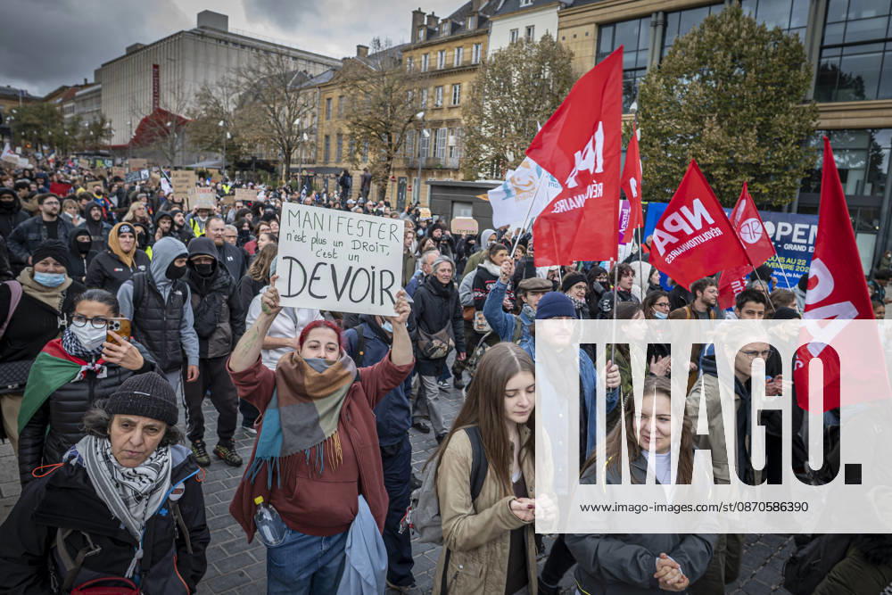 Lorraine, Metz: Once again, several hundred people are demonstrating in Metz, France, on Saturday—students, university students, labor unions, and Yellow Vests gathered at the Place de la République. From there, they marched through the city center to the Centre Pompidou Metz. Escorted by a heavy police presence, the demonstration proceeded peacefull Protest241026001