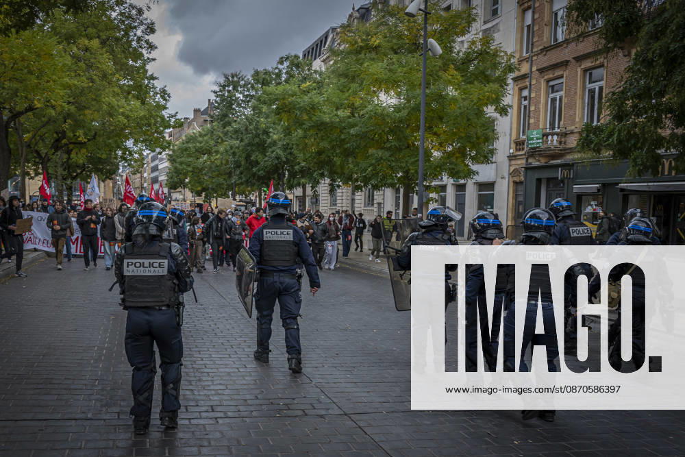 Lorraine, Metz: Once again, several hundred people are demonstrating in Metz, France, on Saturday—students, university students, labor unions, and Yellow Vests gathered at the Place de la République. From there, they marched through the city center to the Centre Pompidou Metz. Escorted by a heavy police presence, the demonstration proceeded peacefull Protest241026001
