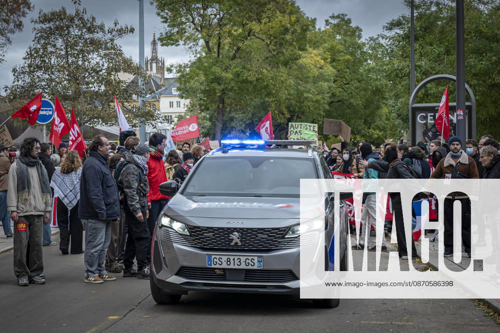 Lorraine, Metz: Once again, several hundred people are demonstrating in Metz, France, on Saturday—students, university students, labor unions, and Yellow Vests gathered at the Place de la République. From there, they marched through the city center to the Centre Pompidou Metz. Escorted by a heavy police presence, the demonstration proceeded peacefull Protest241026001