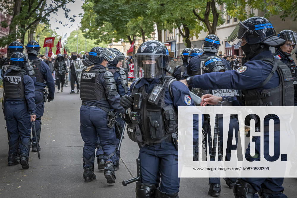 Lorraine, Metz: Once again, several hundred people are demonstrating in Metz, France, on Saturday—students, university students, labor unions, and Yellow Vests gathered at the Place de la République. From there, they marched through the city center to the Centre Pompidou Metz. Escorted by a heavy police presence, the demonstration proceeded peacefull Protest241026001