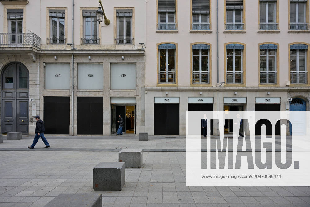Shops Boarded Up With Wooden Panels - Lyon Shops in Lyon are boarded up with wooden panels ahead the Yellow Vests Protest Act II In Lyon, France on October 24, 2026. Photo by ABACAPRESS.COM Lyon France
