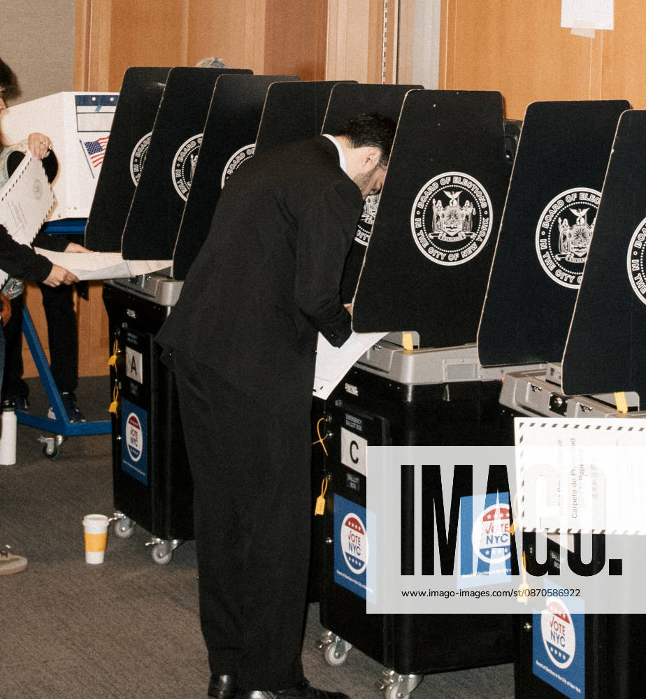 New York City Mayor ZOHRAN MAMDANI casts his early voting ballot at the Metropolitan Museum of Art in Manhattan. New York USA - ZUMAp287 20261024_znp_p287_004