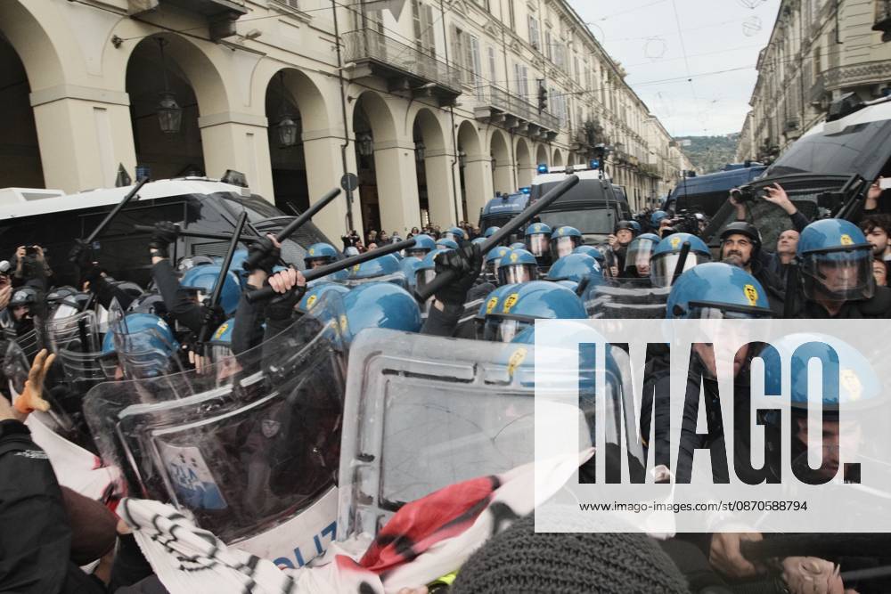 Turin Protest Against Rearmament and Inflation TURIN, ITALY - OCTOBER 24, 2026: Thousands of people took to the streets of Turin today to march against rearmament and the rising cost of living. The demonstration was met with a heavy police presence and several moments of tension, with clashes and tear gas along the route. Turin Italy