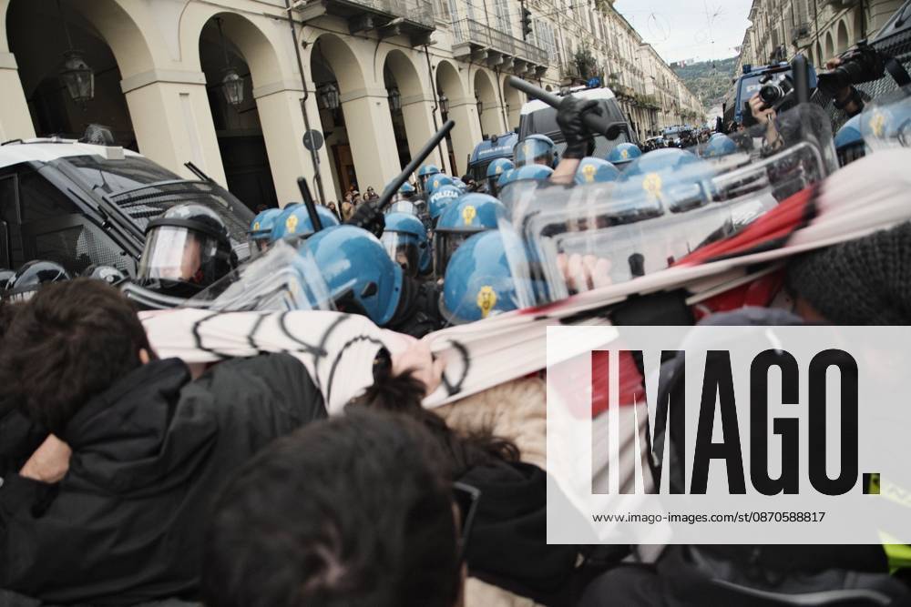 Turin Protest Against Rearmament and Inflation TURIN, ITALY - OCTOBER 24, 2026: Thousands of people took to the streets of Turin today to march against rearmament and the rising cost of living. The demonstration was met with a heavy police presence and several moments of tension, with clashes and tear gas along the route. Turin Italy