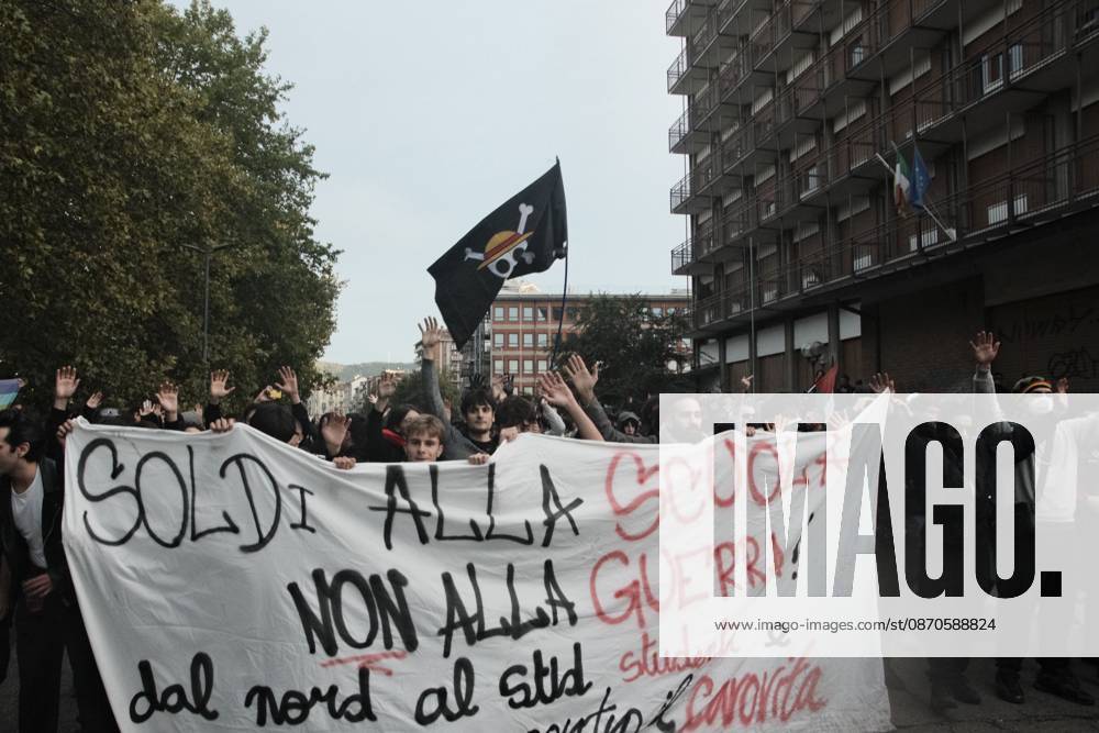 Turin Protest Against Rearmament and Inflation TURIN, ITALY - OCTOBER 24, 2026: Thousands of people took to the streets of Turin today to march against rearmament and the rising cost of living. The demonstration was met with a heavy police presence and several moments of tension, with clashes and tear gas along the route. Turin Italy