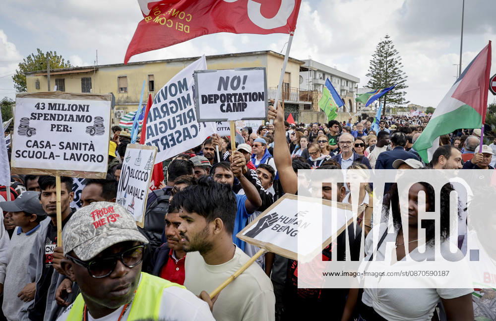 IPA90126141 - Castelvolturno: The church and local institutions led the peaceful march of 10,000 people according to police figures, though organizers claim there were nearly 20,000 participants to protest the opening of the CPRs (centers for repatriation), which are administrative detention facilities.