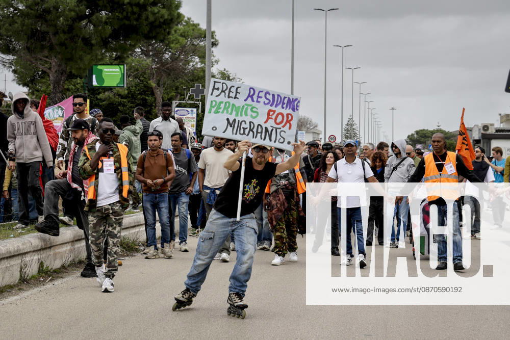 IPA90126147 - Castelvolturno: The church and local institutions led the peaceful march of 10,000 people according to police figures, though organizers claim there were nearly 20,000 participants to protest the opening of the CPRs (centers for repatriation), which are administrative detention facilities.