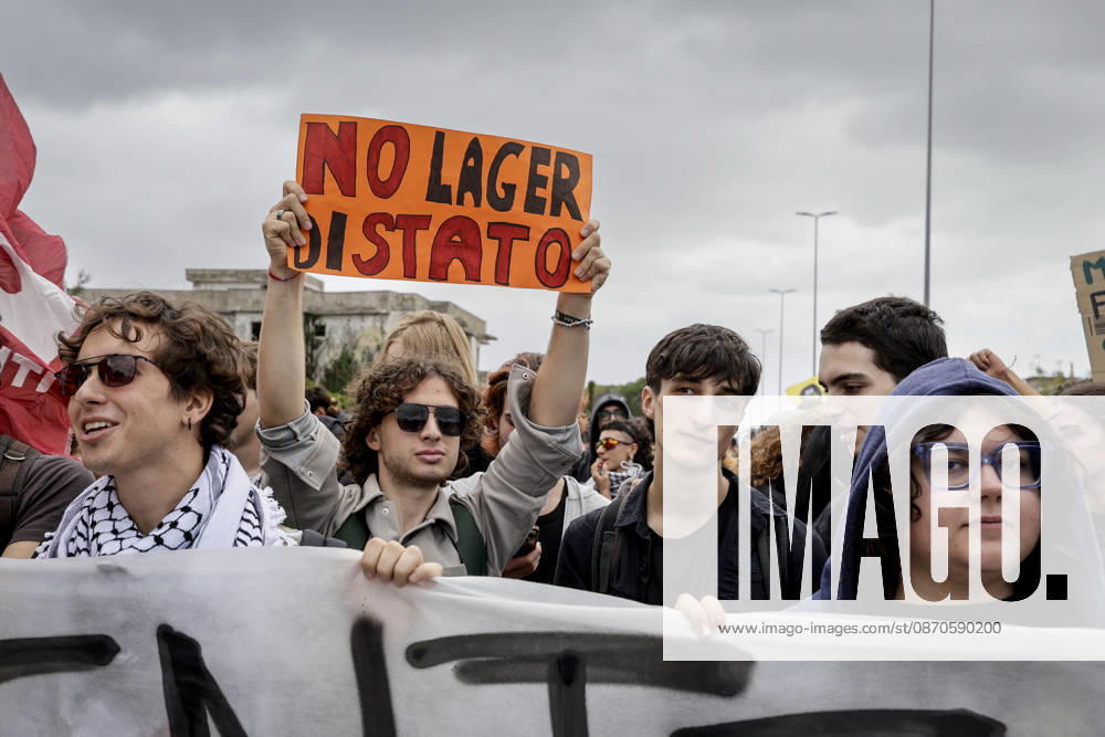 IPA90126155 - Castelvolturno: The church and local institutions led the peaceful march of 10,000 people according to police figures, though organizers claim there were nearly 20,000 participants to protest the opening of the CPRs (centers for repatriation), which are administrative detention facilities.