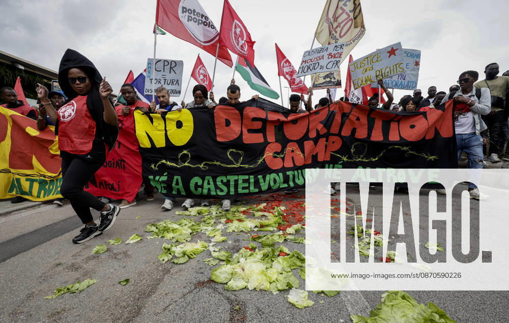 IPA90126166 - Castelvolturno: The church and local institutions led the peaceful march of 10,000 people according to police figures, though organizers claim there were nearly 20,000 participants to protest the opening of the CPRs (centers for repatriation), which are administrative detention facilities.