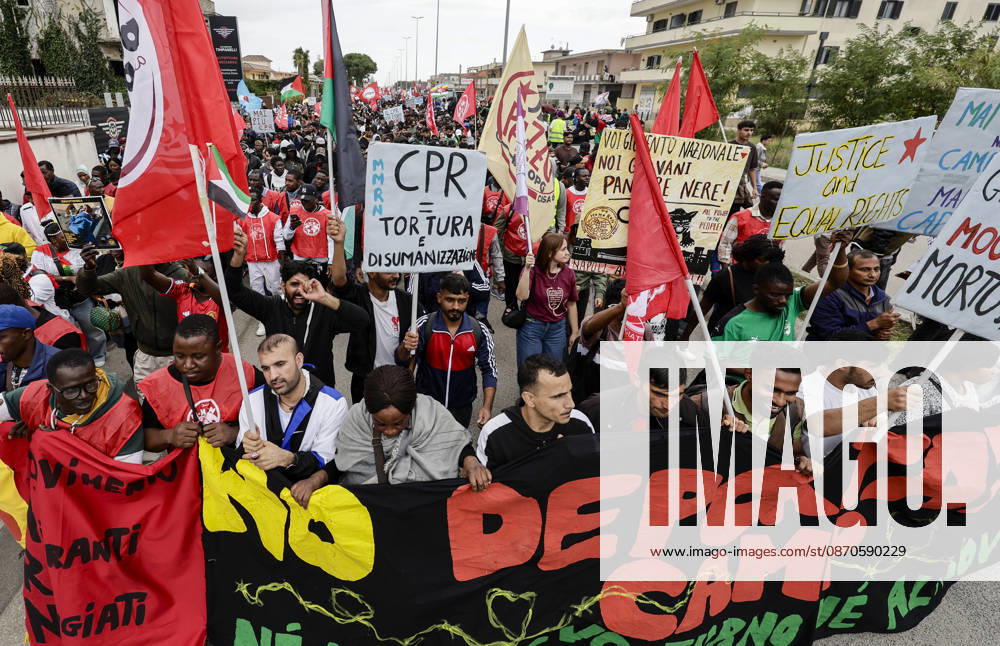 IPA90126167 - Castelvolturno: The church and local institutions led the peaceful march of 10,000 people according to police figures, though organizers claim there were nearly 20,000 participants to protest the opening of the CPRs (centers for repatriation), which are administrative detention facilities.