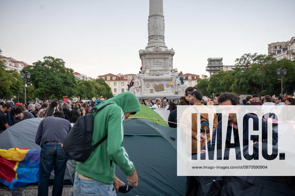 Demonstrators take part in a protest organized by the Acampada de Lisboa housing movement, demanding affordable housing, limits on rising rents and an end to property speculation. The march takes place in central Lisbon, from Marques de Pombal to Rossio Square, following recent police removal of protest tents and the detention of 55 demonstrators during housing protests in the Portuguese capital. Lisbon Portugal - ZUMAr238 20261024_zip_r238_088
