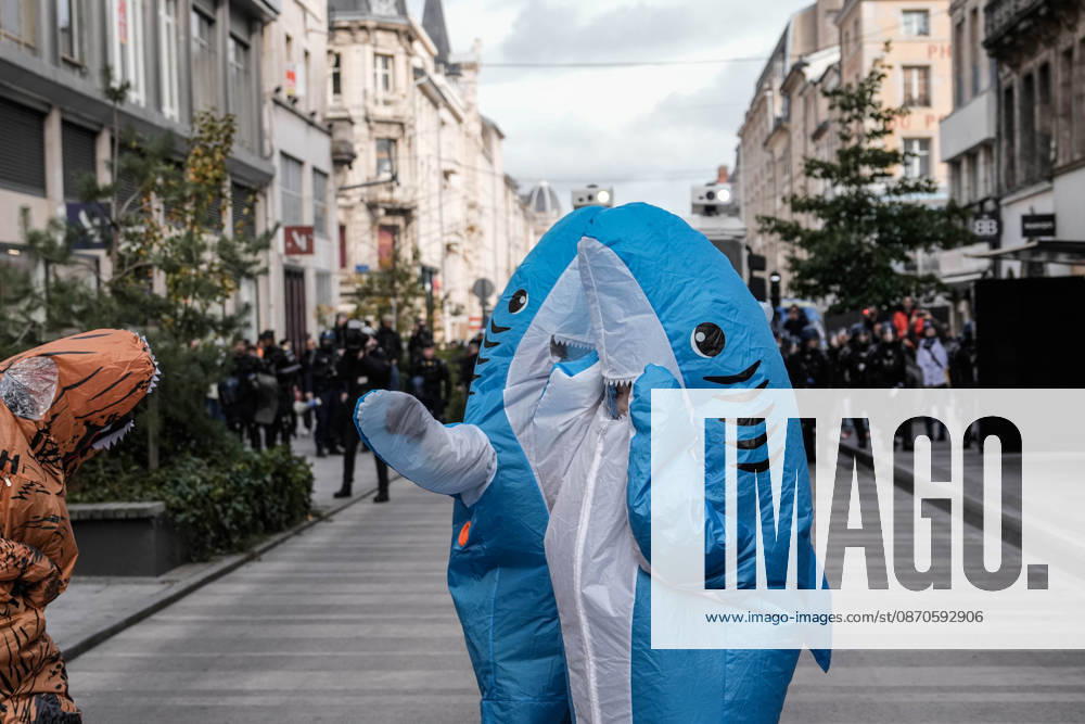 Police intervene in demonstrators amid ongoing protests in Nancy NANCY, FRANCE - OCTOBER 24: Protesters holding banners gather as police take security measures during a demonstration amid ongoing social and political tensions in Nancy, France, on October 24, 2026. Muhammed Said Tako Anadolu Nancy France. Editorial use only. Please get in touch for any other usage.