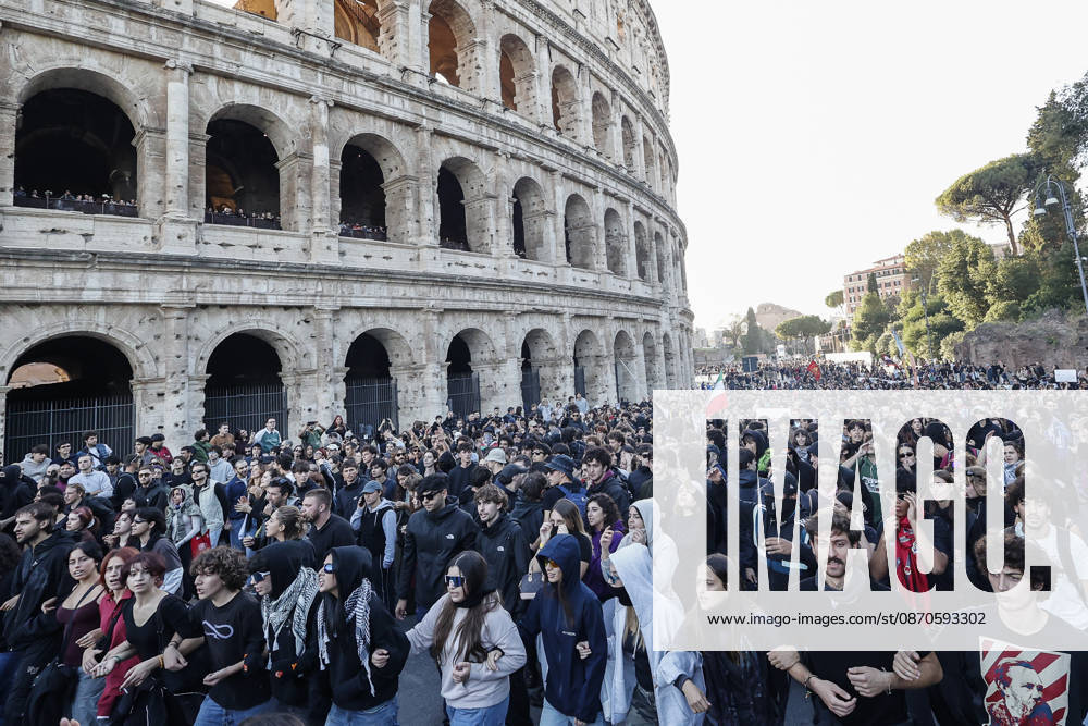 Demonstration against the Italian government in Rome ROME, ITALY, OCTOBER 24: Demonstrators make their way past the Colosseum during a protest against the Italian government in Rome, Italy, on October 24, 2026. Riccardo De Luca Anadolu Rome Italy. Editorial use only. Please get in touch for any other usage.
