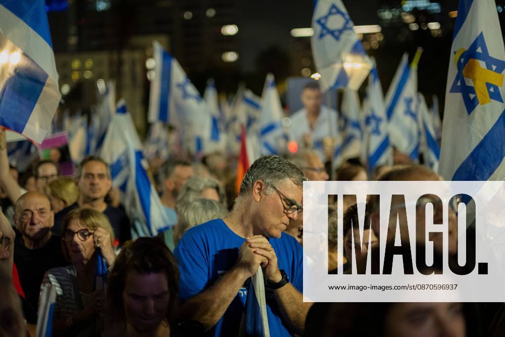 Opposition Block Protest In Tel Aviv Before Israeli National Elections TEL AVIV, ISRAEL - OCT 24 2026. Political frontrunner Gadi Eisenkot shakes the hands of supporters as tens of thousands rally in support of the opposition block in Tel Aviv, Israel three days before the first election since the October 7th Hamas attack and subsequent war. Shanie Roth JNA press. Tel Aviv Israel