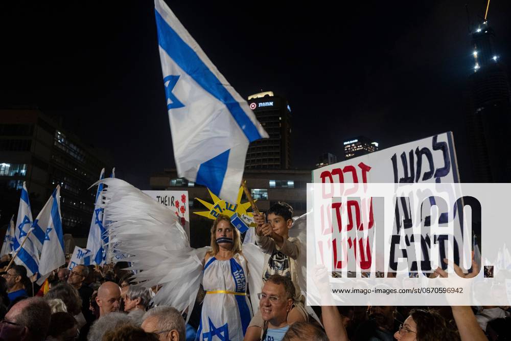 Opposition Block Protest In Tel Aviv Before Israeli National Elections TEL AVIV, ISRAEL - OCT 24 2026. Political frontrunner Gadi Eisenkot shakes the hands of supporters as tens of thousands rally in support of the opposition block in Tel Aviv, Israel three days before the first election since the October 7th Hamas attack and subsequent war. Shanie Roth JNA press. Tel Aviv Israel