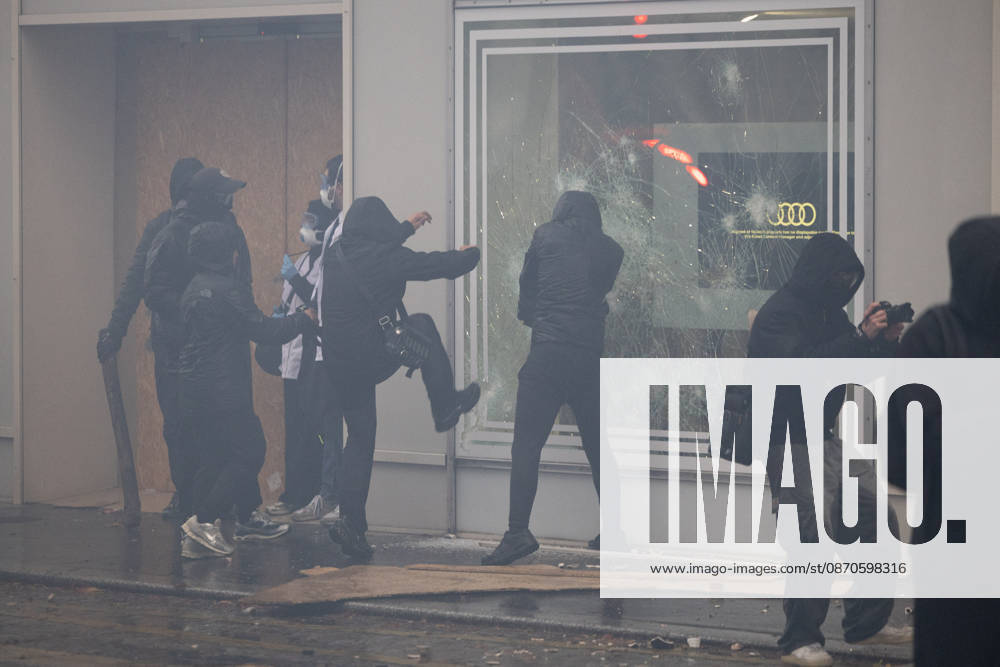 Yellow Vests Protest Act II - Paris RL Protesters attack a Audi store during clashes with police forces at the porte de Vincennes at the end of a demonstration in favor of purchasing power, the protection of public services, and fiscal and social justice, in Paris on October 24, 2026 as part of a nationwide call for mobilisation and protest bringing together former members of the Yellow Vest movement, labor unions, high school and university students. Photo by Raphael Lafargue ABACAPRESS.COM Paris France
