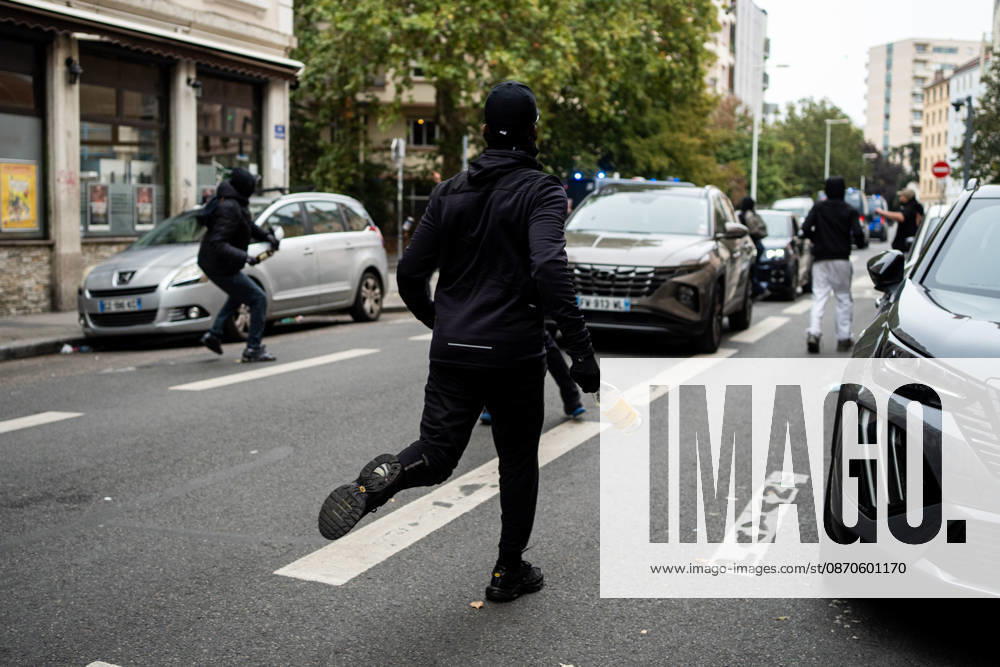 Protest against the high cost of living in Lyon on October 24, 2026 Nicolas Liponne MAXPPP Lyon 10 24 2026 A person holding a glass bottle, ready to throw it at the police during a day of protests against the high cost of living in Lyon, October 24, 2026. Protests had been banned in part of the city center following the riots on October 17. A person holding a glass bottle, ready to throw it at the police, during a protest against the high cost of living in Lyon on October 24, 2026. Demonstrations had been banned in part of the city center following the riots on October 17. France, Oct. 24, 2026. Another day of protests this Saturday, and amid fears of renewed violence and looting, restrictions on freedom of movement and assembly have multi