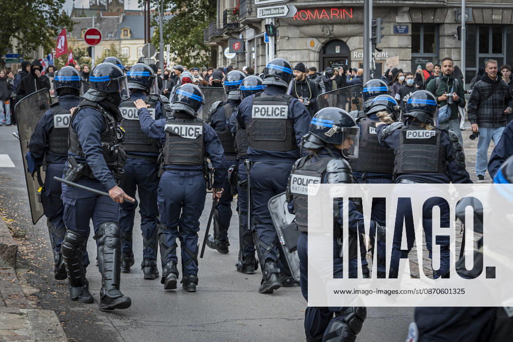 Lorraine, Metz: Once again, several hundred people are demonstrating in Metz, France, on Saturday—students, university students, labor unions, and Yellow Vests gathered at the Place de la République. From there, they marched through the city center to the Centre Pompidou Metz. Escorted by a heavy police presence, the demonstration proceeded peacefull Protest241026001