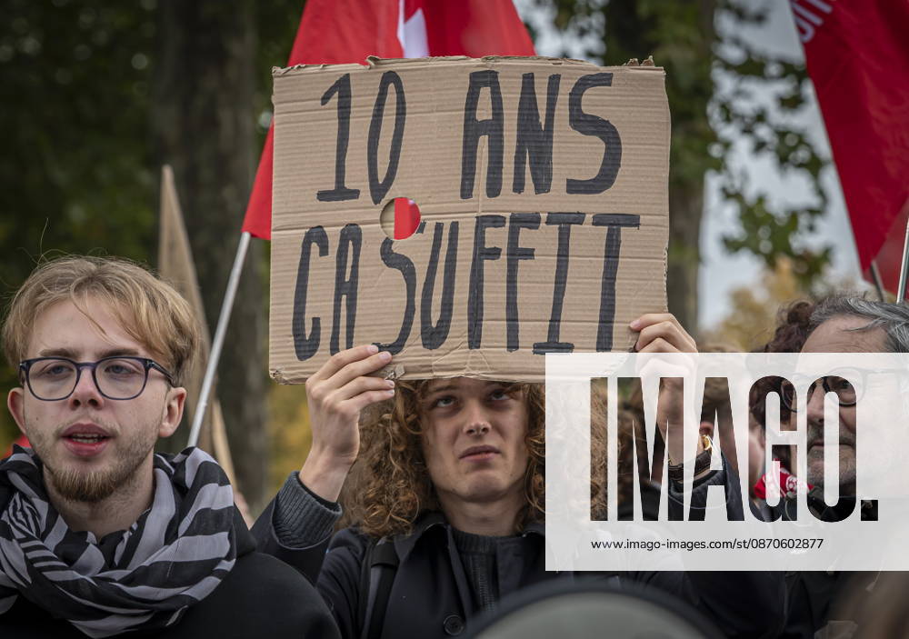 Lorraine, Metz: Once again, several hundred people are demonstrating in Metz, France, on Saturday—students, university students, labor unions, and Yellow Vests gathered at the Place de la République. From there, they marched through the city center to the Centre Pompidou Metz. Escorted by a heavy police presence, the demonstration proceeded peacefull bub