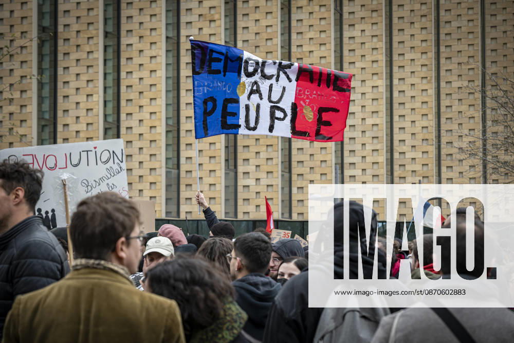 Lorraine, Metz: Once again, several hundred people are demonstrating in Metz, France, on Saturday—students, university students, labor unions, and Yellow Vests gathered at the Place de la République. From there, they marched through the city center to the Centre Pompidou Metz. Escorted by a heavy police presence, the demonstration proceeded peacefull Protest241026001