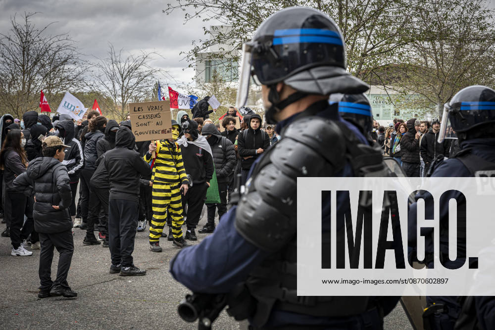 Lorraine, Metz: Once again, several hundred people are demonstrating in Metz, France, on Saturday—students, university students, labor unions, and Yellow Vests gathered at the Place de la République. From there, they marched through the city center to the Centre Pompidou Metz. Escorted by a heavy police presence, the demonstration proceeded peacefull Protest241026001