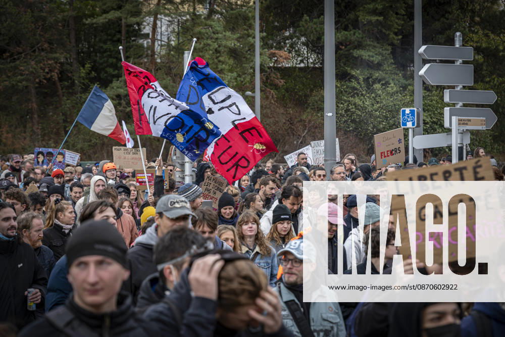 Lorraine, Metz: Once again, several hundred people are demonstrating in Metz, France, on Saturday—students, university students, labor unions, and Yellow Vests gathered at the Place de la République. From there, they marched through the city center to the Centre Pompidou Metz. Escorted by a heavy police presence, the demonstration proceeded peacefull Protest241026001