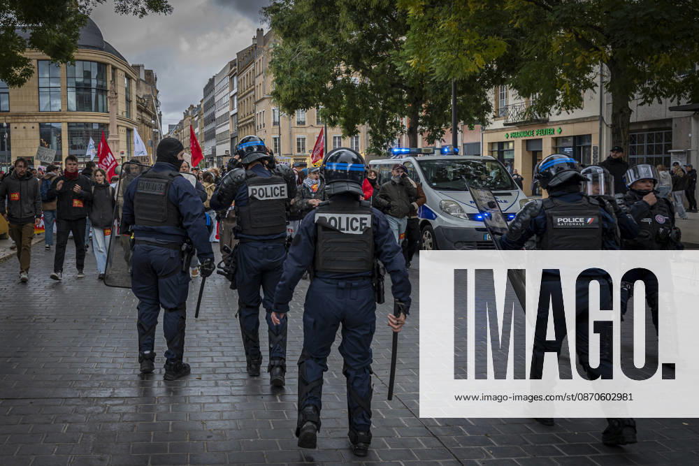 Lorraine, Metz: Once again, several hundred people are demonstrating in Metz, France, on Saturday—students, university students, labor unions, and Yellow Vests gathered at the Place de la République. From there, they marched through the city center to the Centre Pompidou Metz. Escorted by a heavy police presence, the demonstration proceeded peacefull Protest241026001