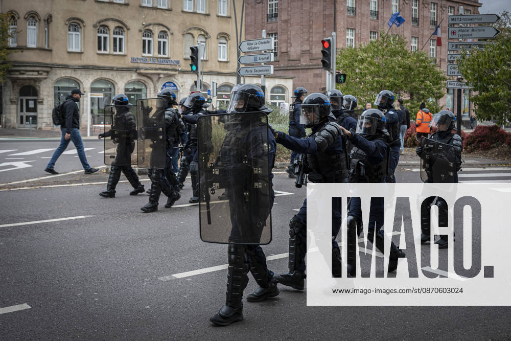 Lorraine, Metz: Once again, several hundred people are demonstrating in Metz, France, on Saturday—students, university students, labor unions, and Yellow Vests gathered at the Place de la République. From there, they marched through the city center to the Centre Pompidou Metz. Escorted by a heavy police presence, the demonstration proceeded peacefull Protest241026001