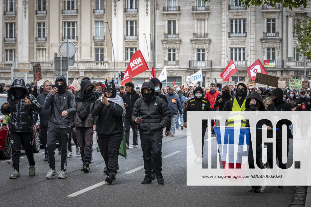 Lorraine, Metz: Once again, several hundred people are demonstrating in Metz, France, on Saturday—students, university students, labor unions, and Yellow Vests gathered at the Place de la République. From there, they marched through the city center to the Centre Pompidou Metz. Escorted by a heavy police presence, the demonstration proceeded peacefull Protest241026001