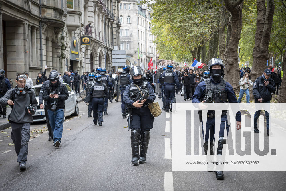 Lorraine, Metz: Once again, several hundred people are demonstrating in Metz, France, on Saturday—students, university students, labor unions, and Yellow Vests gathered at the Place de la République. From there, they marched through the city center to the Centre Pompidou Metz. Escorted by a heavy police presence, the demonstration proceeded peacefull Protest241026001