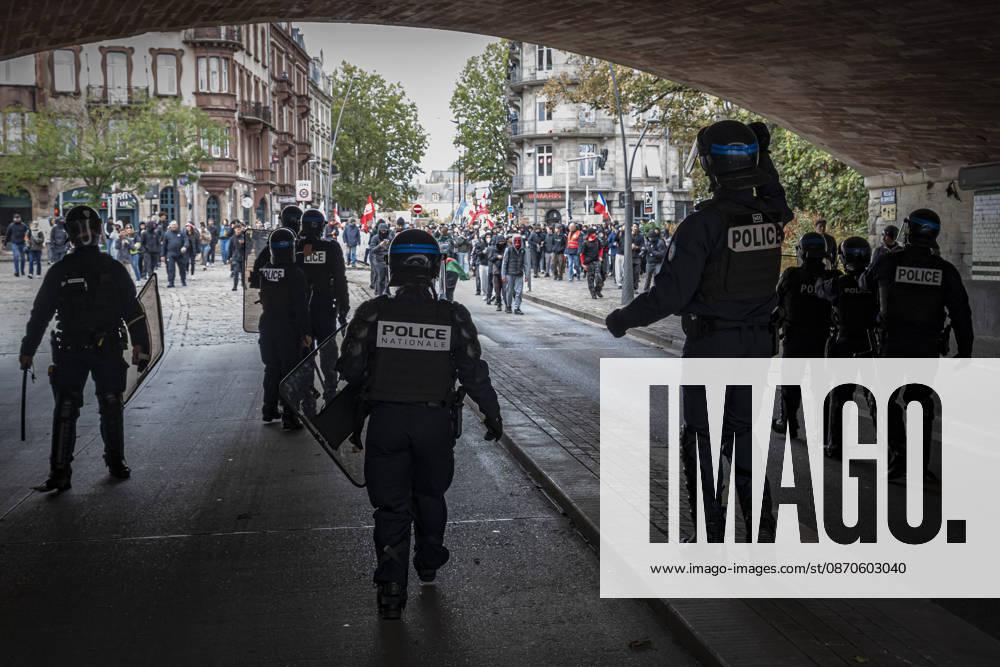 Lorraine, Metz: Once again, several hundred people are demonstrating in Metz, France, on Saturday—students, university students, labor unions, and Yellow Vests gathered at the Place de la République. From there, they marched through the city center to the Centre Pompidou Metz. Escorted by a heavy police presence, the demonstration proceeded peacefull Protest241026001