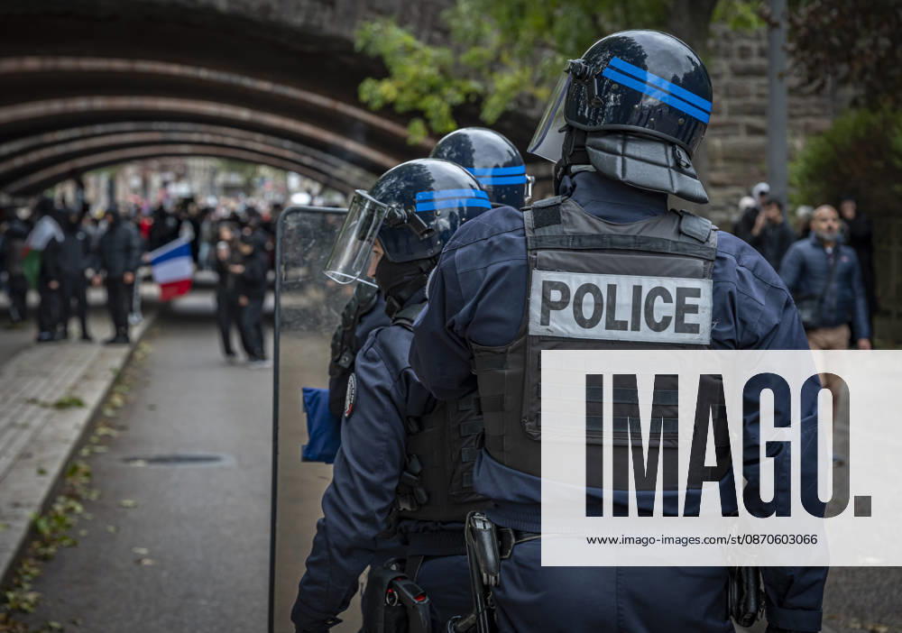 Lorraine, Metz: Once again, several hundred people are demonstrating in Metz, France, on Saturday—students, university students, labor unions, and Yellow Vests gathered at the Place de la République. From there, they marched through the city center to the Centre Pompidou Metz. Escorted by a heavy police presence, the demonstration proceeded peacefull Protest241026001