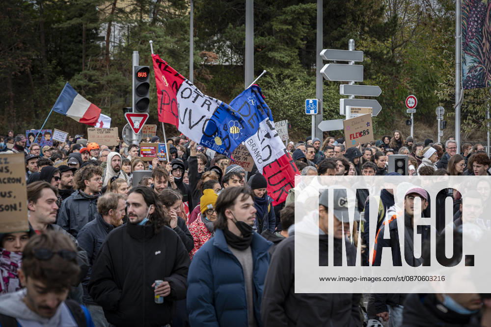 Lorraine, Metz: Once again, several hundred people are demonstrating in Metz, France, on Saturday—students, university students, labor unions, and Yellow Vests gathered at the Place de la République. From there, they marched through the city center to the Centre Pompidou Metz. Escorted by a heavy police presence, the demonstration proceeded peacefull Protest241026001