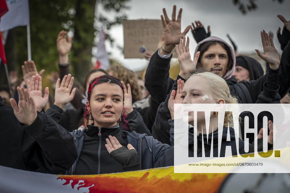 Lorraine, Metz: Once again, several hundred people are demonstrating in Metz, France, on Saturday—students, university students, labor unions, and Yellow Vests gathered at the Place de la République. From there, they marched through the city center to the Centre Pompidou Metz. Escorted by a heavy police presence, the demonstration proceeded peacefull Protest241026001