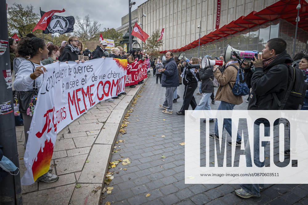 Lorraine, Metz: Once again, several hundred people are demonstrating in Metz, France, on Saturday—students, university students, labor unions, and Yellow Vests gathered at the Place de la République. From there, they marched through the city center to the Centre Pompidou Metz. Escorted by a heavy police presence, the demonstration proceeded peacefull Protest241026001
