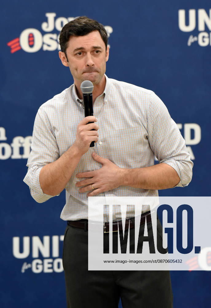Jon Ossoff at Knock Doors in Atlanta, Georgia. November 24, 2026 Atlanta USA - ZUMAs380 20261024_zep_s380_006