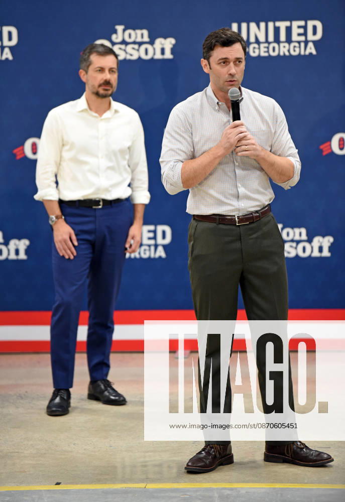 Jon Ossoff and Pete Buttigieg Knock Doors in Atlanta, Georgia. November 24, 2026 Atlanta USA - ZUMAs380 20261024_zep_s380_040