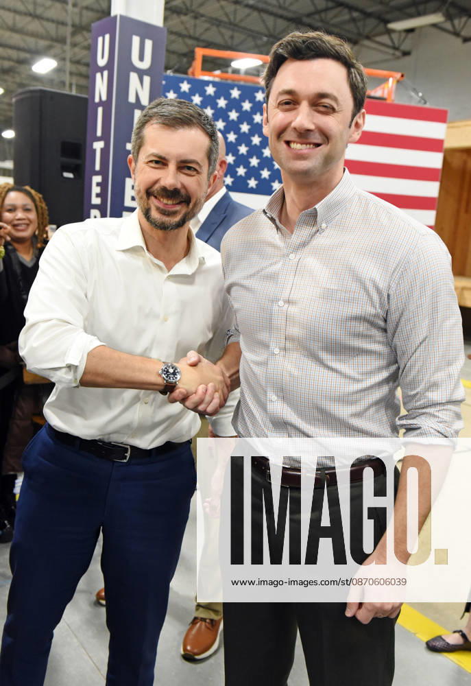 Jon Ossoff and Pete Buttigieg Knock Doors in Atlanta, Georgia. November 24, 2026 Atlanta USA - ZUMAs380 20261024_zep_s380_036