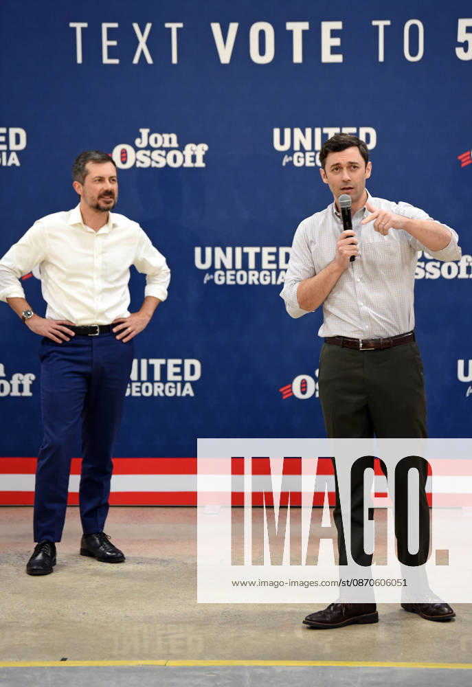 Jon Ossoff and Pete Buttigieg Knock Doors in Atlanta, Georgia. November 24, 2026 Atlanta USA - ZUMAs380 20261024_zep_s380_042