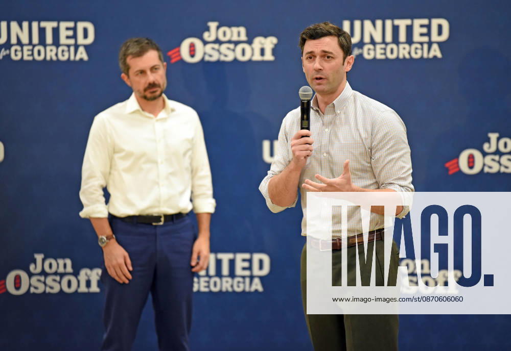 Jon Ossoff and Pete Buttigieg Knock Doors in Atlanta, Georgia. November 24, 2026 Atlanta USA - ZUMAs380 20261024_zep_s380_046