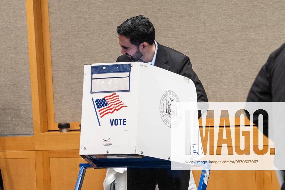 Mayor Zohran Mamdani is casting his vote on the first day of early voting in general election at polling station at Metropolitan Museum of Art in New York, NY on October 24, 2026. Bronx USA - ZUMAr339 20261024_znp_r339_013