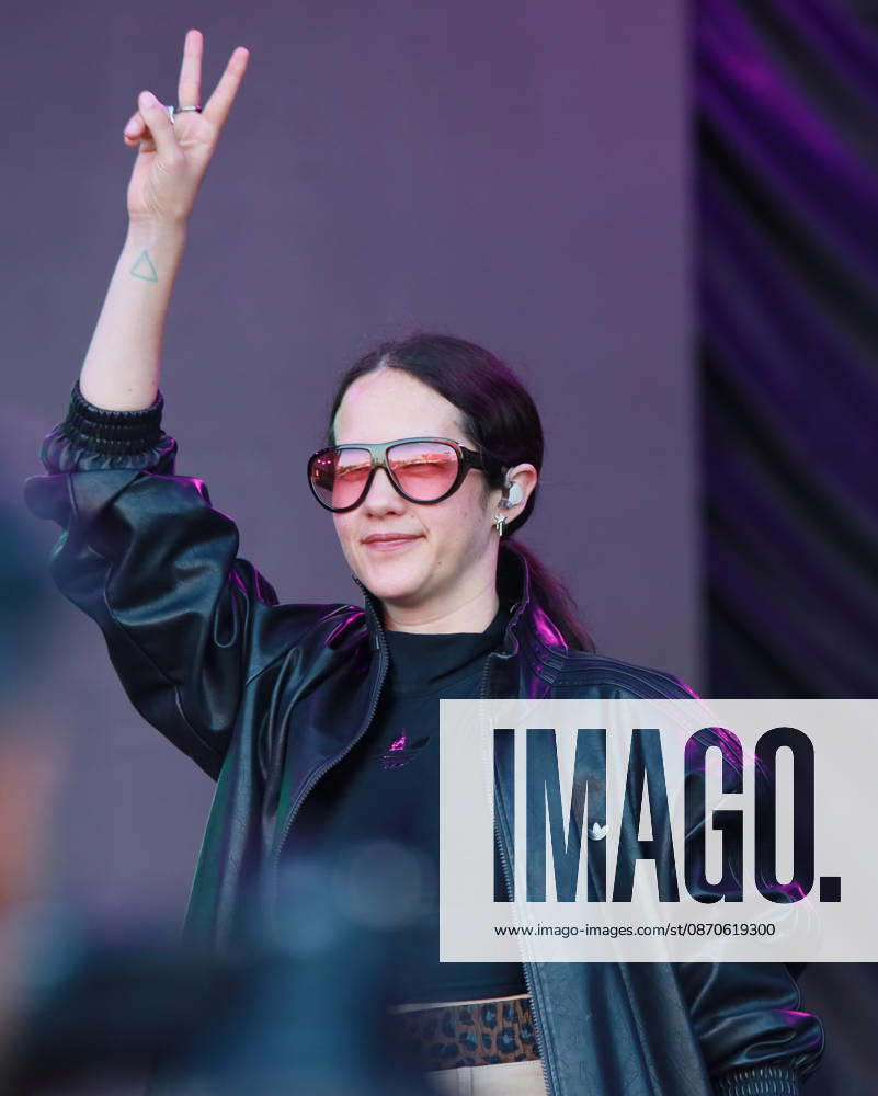 Mexican singer XIMENA SARINANA flashes a peace sign to the crowd during her performance on stage at the Tecate Peninsula 2026 music festival at Explanada Estadio Caliente in Tijuana, Baja California, Mexico, October 24, 2026. Tijuana Mexico - ZUMAm311 20261024_zip_m311_005