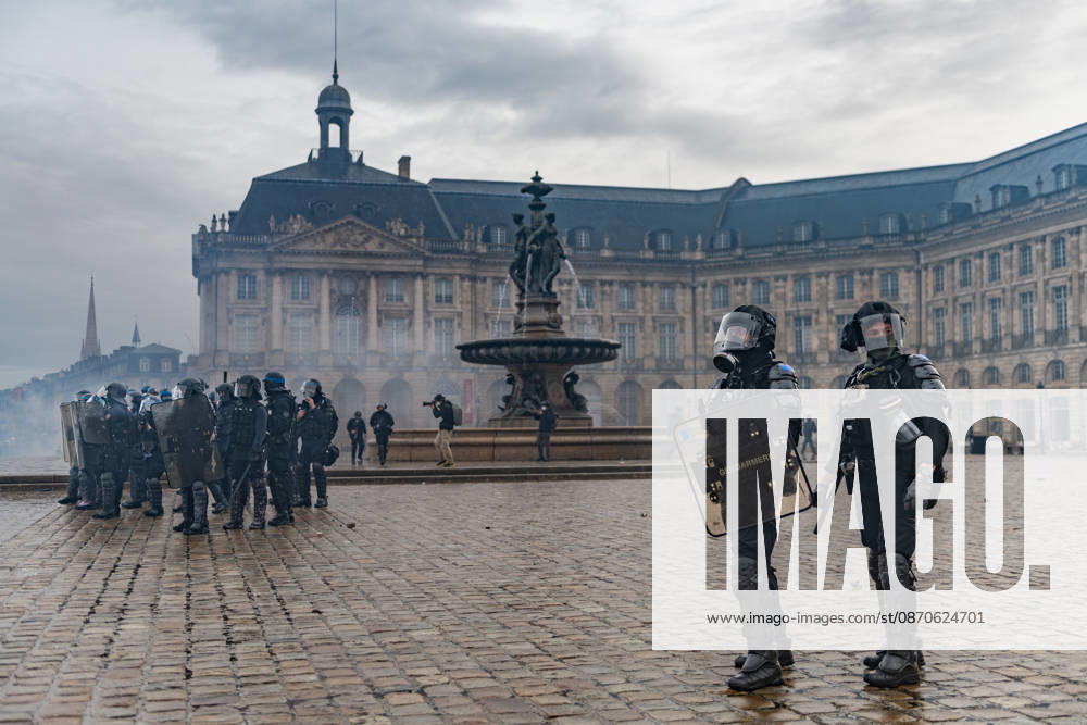 In Bordeaux, the march on the second day of protests against the rising cost of living initially proceeded peacefully. At the end of the route, violent clashes broke out on the sidelines between groups of demonstrators and law enforcement officers. Projectiles were thrown at riot police, who used tear gas to disperse the groups. Participants in the mobilization also included members of the Yellow Vests movement. Bordeaux France - ZUMAh207 20261024_zip_h207_035