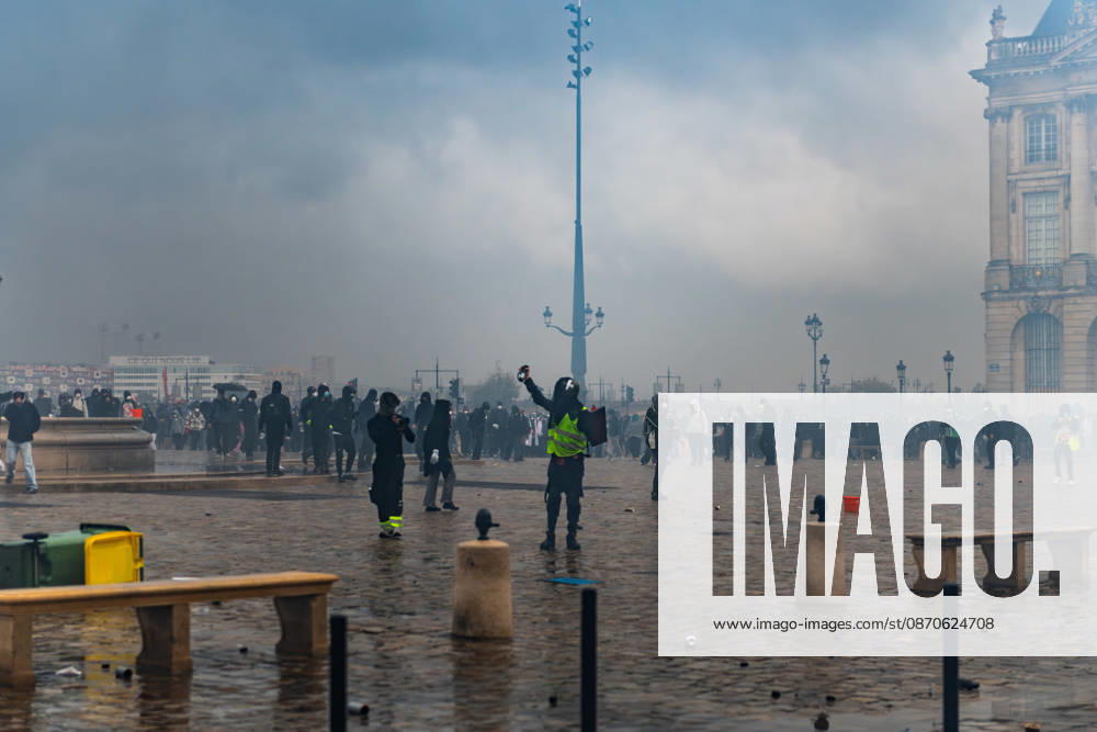 In Bordeaux, the march on the second day of protests against the rising cost of living initially proceeded peacefully. At the end of the route, violent clashes broke out on the sidelines between groups of demonstrators and law enforcement officers. Projectiles were thrown at riot police, who used tear gas to disperse the groups. Participants in the mobilization also included members of the Yellow Vests movement. Bordeaux France - ZUMAh207 20261024_zip_h207_032
