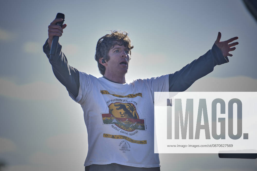 Brendan Yates of Turnstile, a Grammy award-winning hardcore-punk band, perform a free show on the National Mall in Washington DC, Oct. 24, 2026. A benefit for people affected by wars in Palestine, Lebanon and Sudan, the bands has performed free shows in multiple cities for humanitarian causes. Washington Dc USA - ZUMAg216 20261024_znp_g216_017