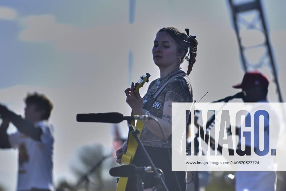 Meg Mills of Turnstile, a Grammy award-winning hardcore-punk band, perform a free show on the National Mall in Washington DC, Oct. 24, 2026. A benefit for people affected by wars in Palestine, Lebanon and Sudan, the bands has performed free shows in multiple cities for humanitarian causes. Washington Dc USA - ZUMAg216 20261024_znp_g216_019