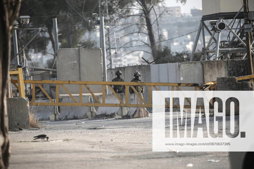 Israeli soldiers guard a military gate at a checkpoint south of the city of Nablus in the West Bank. The Israeli army has imposed a tight blockade on areas under the jurisdiction of the Palestinian Authority, restricting movement between cities throughout the West Bank. Meanwhile, Israeli Prime Minister Benjamin Netanyahu has vowed to punish the Palestinian National Authority, following a shooting incident near the city of Hebron that resulted in the deaths of two Israelis. Nablus Palestine - ZUMAs197 20261024_aaa_s197_579