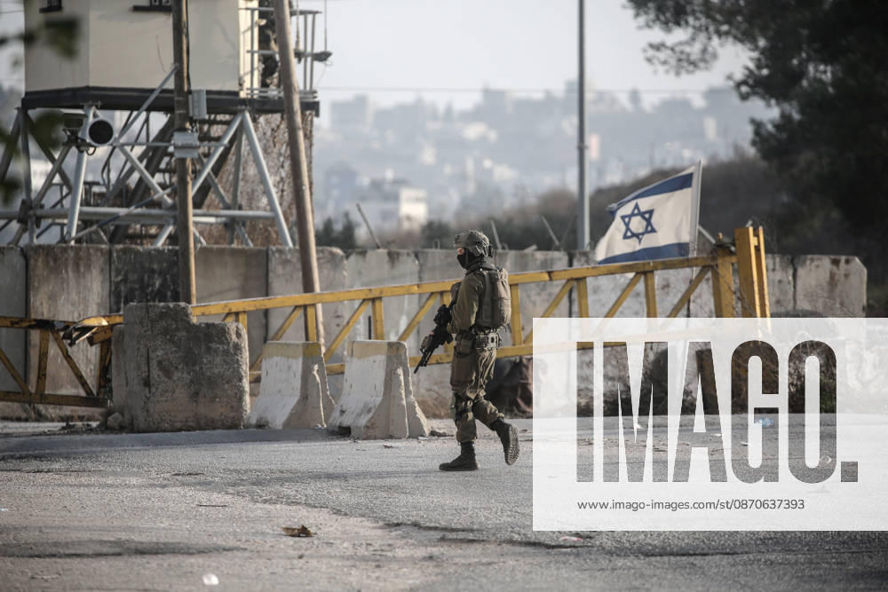An Israeli soldier guards a military gate at a checkpoint south of the city of Nablus in the West Bank. The Israeli army has imposed a tight blockade on areas under the jurisdiction of the Palestinian Authority, restricting movement between cities throughout the West Bank. Meanwhile, Israeli Prime Minister Benjamin Netanyahu has vowed to punish the Palestinian National Authority, following a shooting incident near the city of Hebron that resulted in the deaths of two Israelis. Nablus Palestine - ZUMAs197 20261024_aaa_s197_581