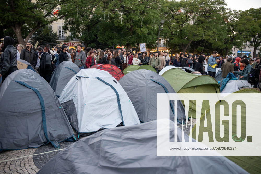 Demonstrators take part in a protest organized by the Acampada de Lisboa housing movement, demanding affordable housing, limits on rising rents and an end to property speculation. The march takes place in central Lisbon, from Marques de Pombal to Rossio Square, following recent police removal of protest tents and the detention of 55 demonstrators during housing protests in the Portuguese capital. Lisbon Portugal - ZUMAr238 20261024_zip_r238_027
